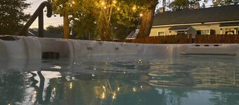 HEATED SWIM SPA!! Unit A - The Hourglass Inn