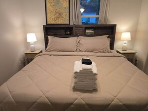 2 عدّة غرف نوم ومكواة/لوح كي وواي فاي وملاءات أسرّة