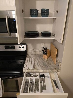 ثلاجة، ميكروويف، فرن، موقد طهي مسطح