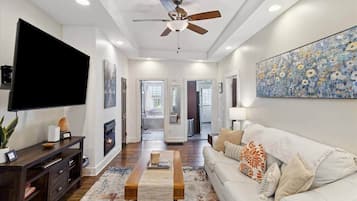 Televisie en een open haard