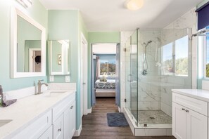Hair dryer, towels, soap, shampoo - Lakeview Retreat in Elsinore with Pool & Hot Tub (Lake Elsinore)