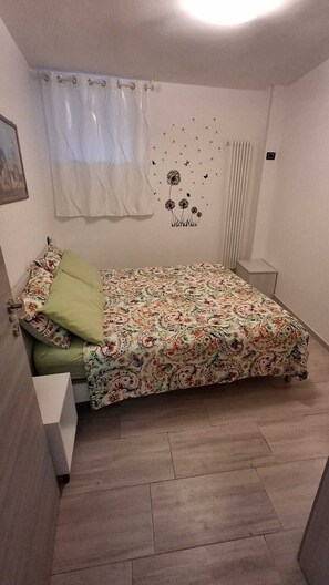 1 quarto, ferros/tábuas de passar roupa, berço de viagem