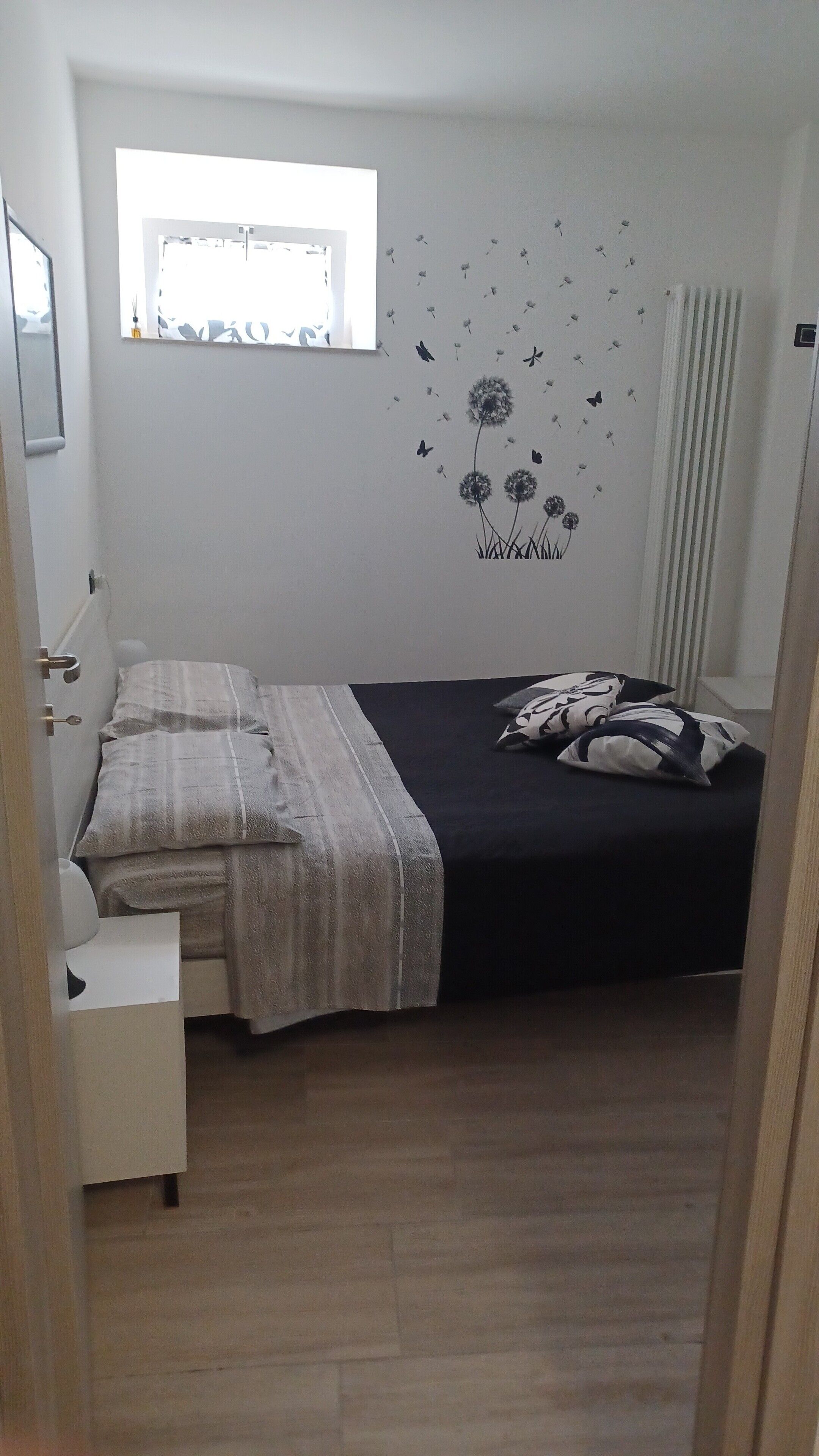 1 quarto, ferros/tábuas de passar roupa, berço de viagem