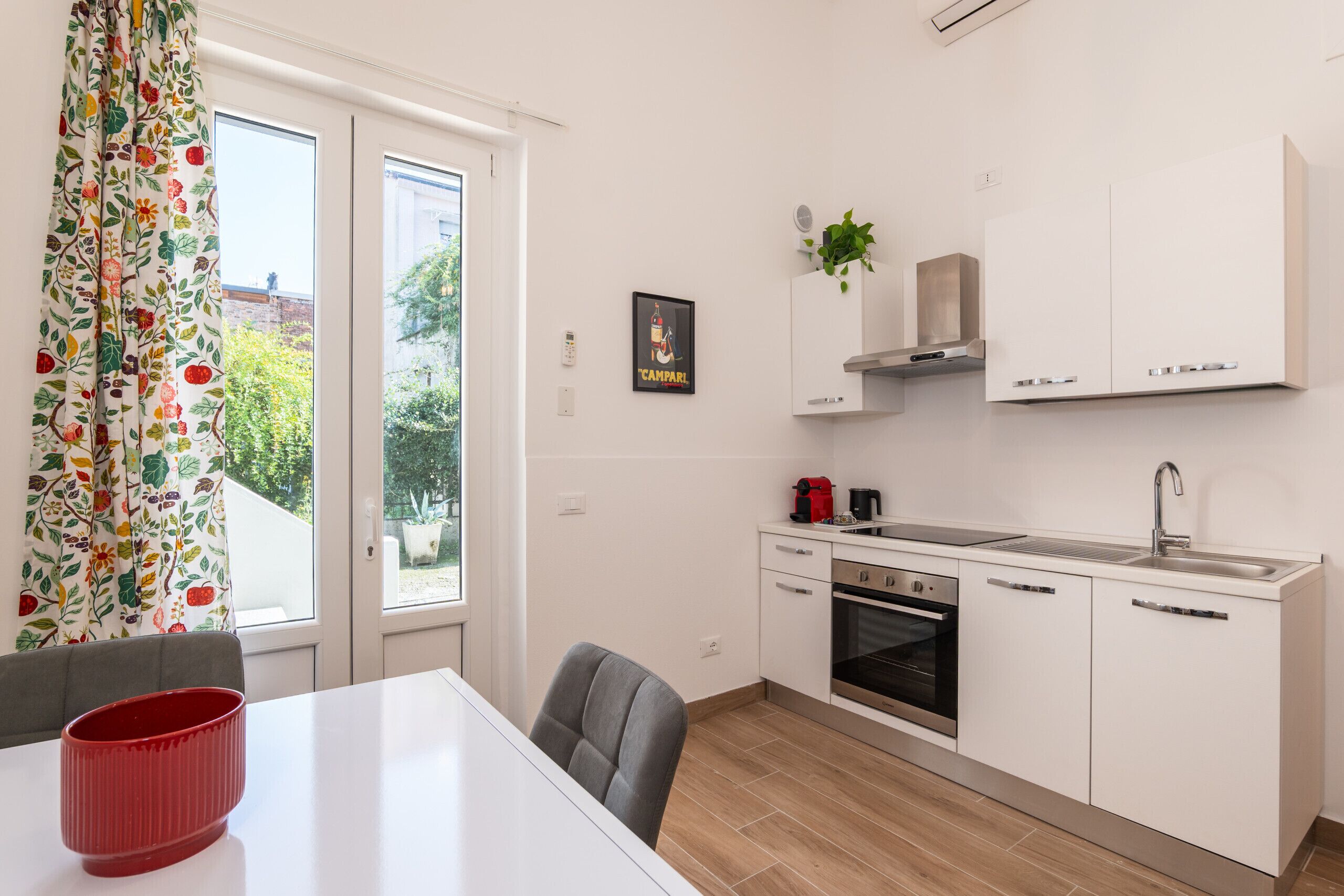 Een koelkast, een oven, een koffiezetapparaat/waterkoker, een waterkoker