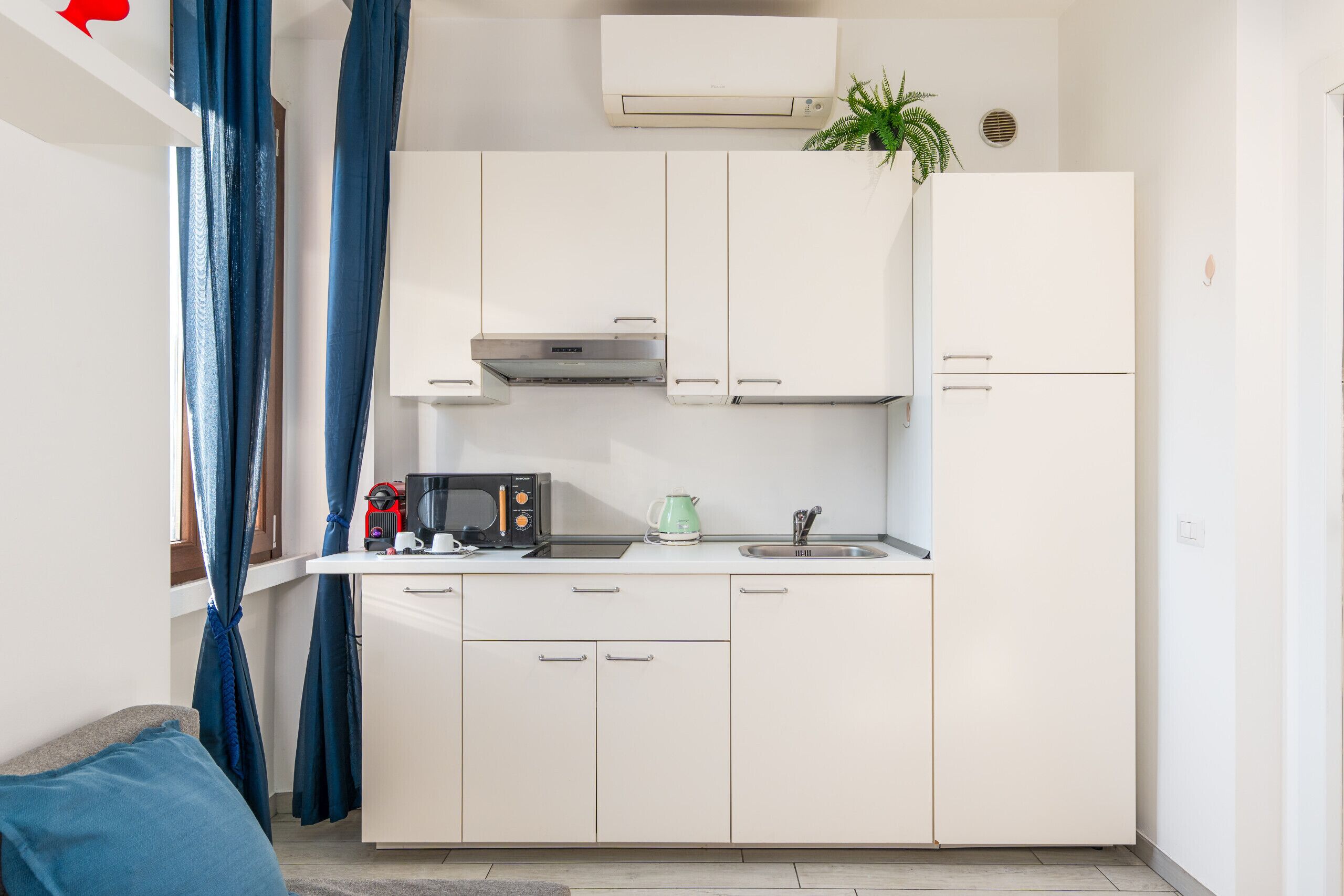 Een koelkast, een magnetron, een koffiezetapparaat/waterkoker