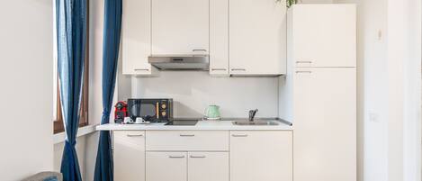 Een koelkast, een microgolfoven, een koffiezetapparaat/waterkoker