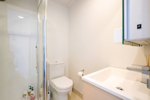 Shower, hair dryer - Light-Filled Studio with Lovely Ponsonby Views (Auckland Central)