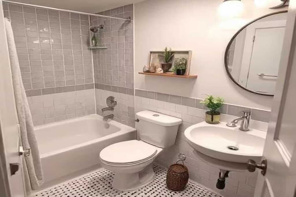 Secadora de cabello, toallas, jabón, papel de baño 