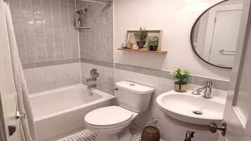 Secador de pelo, toallas, jabón y papel higiénico