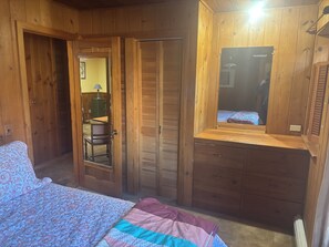 Iron/ironing board, WiFi, bed sheets - In-Law Apartment right in the middle of Billings. (Billings)