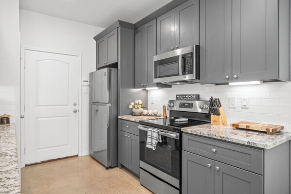 Microwave, oven, stovetop, dishwasher - San Antonio Home - 4 minutes from Downtown (San Antonio)