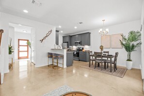 Dining - San Antonio Home - 4 minutes from Downtown (San Antonio)