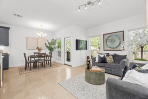 TV - San Antonio Home - 4 minutes from Downtown (San Antonio)