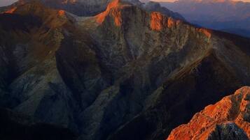 Un paysage montagneux caractérisé par un relief accidenté et des sommets lointains.