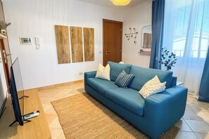 Smart TV, books - Camaiore - Elegant Home Between Mountains and Sea for Groups and Families (Camaiore)