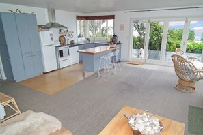 Fridge, oven, stovetop, dishwasher - “Beachfront Bliss with Stunning Sea Views – Perfect for Families & Friends” (Moeraki)