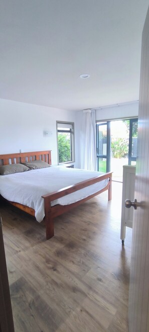 4 bedrooms, travel cot, free WiFi, bed sheets - Beach Days and Family Time 10 min Walk to Beach and Shops (Tauranga)
