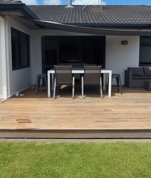 Outdoor dining - Beach Days and Family Time 10 min Walk to Beach and Shops (Tauranga)