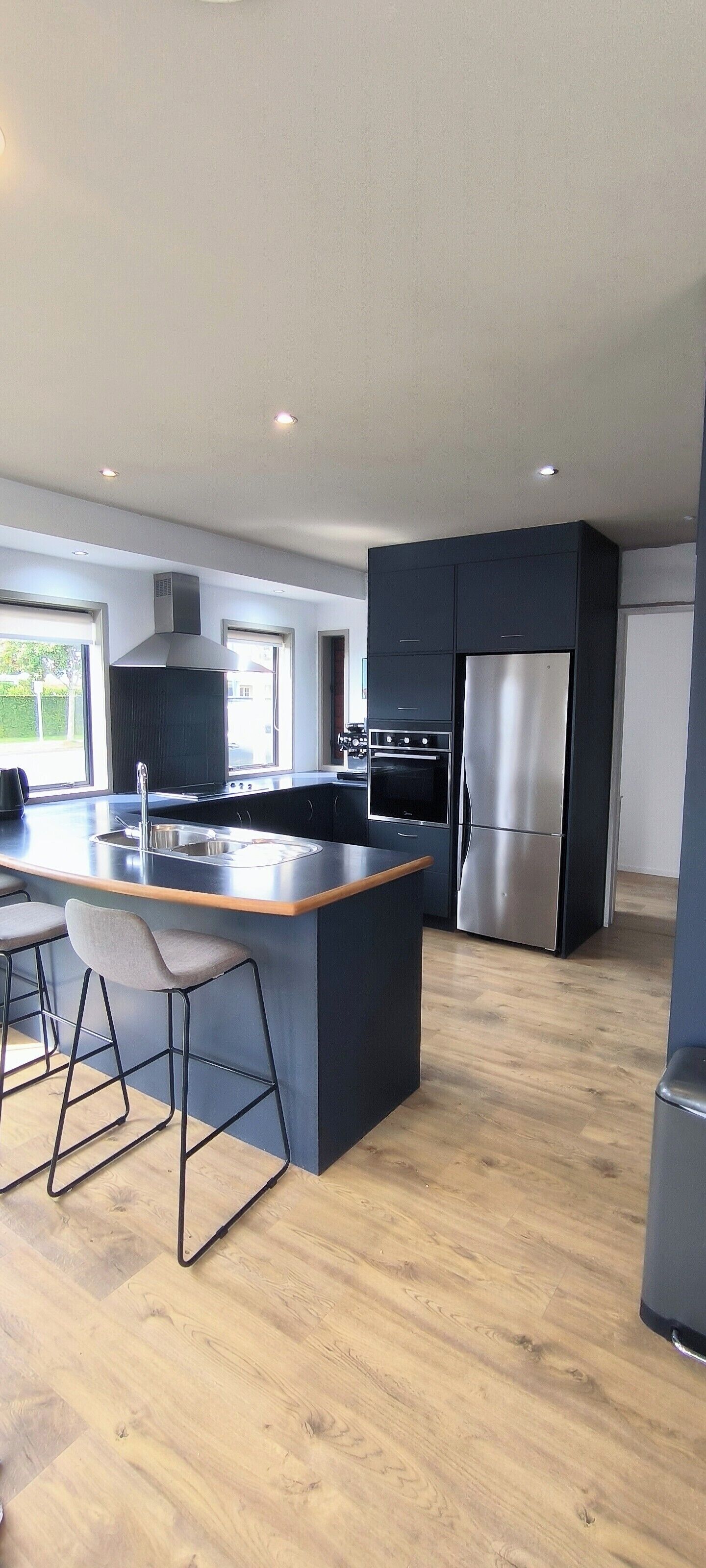 Kjøleskap, mikrobølgeovn, ovn og kokeplater