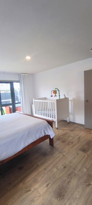 4 bedrooms, travel cot, free WiFi, bed sheets - Beach Days and Family Time 10 min Walk to Beach and Shops (Tauranga)