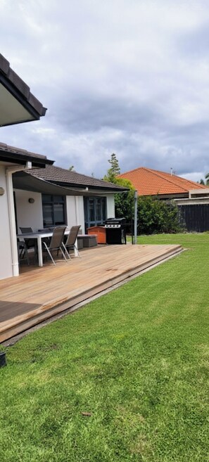 Outdoor dining - Beach Days and Family Time 10 min Walk to Beach and Shops (Tauranga)