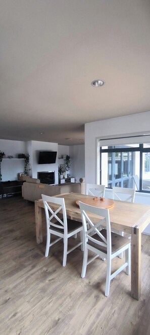 Dining - Beach Days and Family Time 10 min Walk to Beach and Shops (Tauranga)