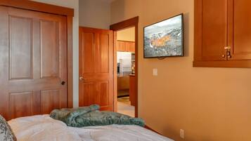 1 bedroom, iron/ironing board, travel crib, WiFi