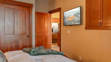 Tabla de planchar con plancha, cuna de viaje, wifi y ropa de cama