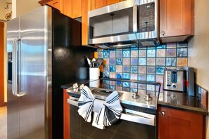 Fridge, microwave, oven, stovetop - 2 Min Walk to Lifts! King Bed | Hot Tub + Parking (Olympic Valley)