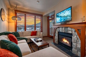 TV, peis, bøker og stereoanlegg