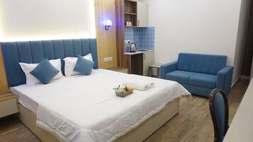 Superior-Doppelzimmer, Balkon, Bergblick | Schreibtisch, laptopgeeigneter Arbeitsplatz, Verdunkelungsvorhänge