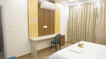 Superior-Doppelzimmer, Balkon, Bergblick | Schreibtisch, laptopgeeigneter Arbeitsplatz, Verdunkelungsvorhänge