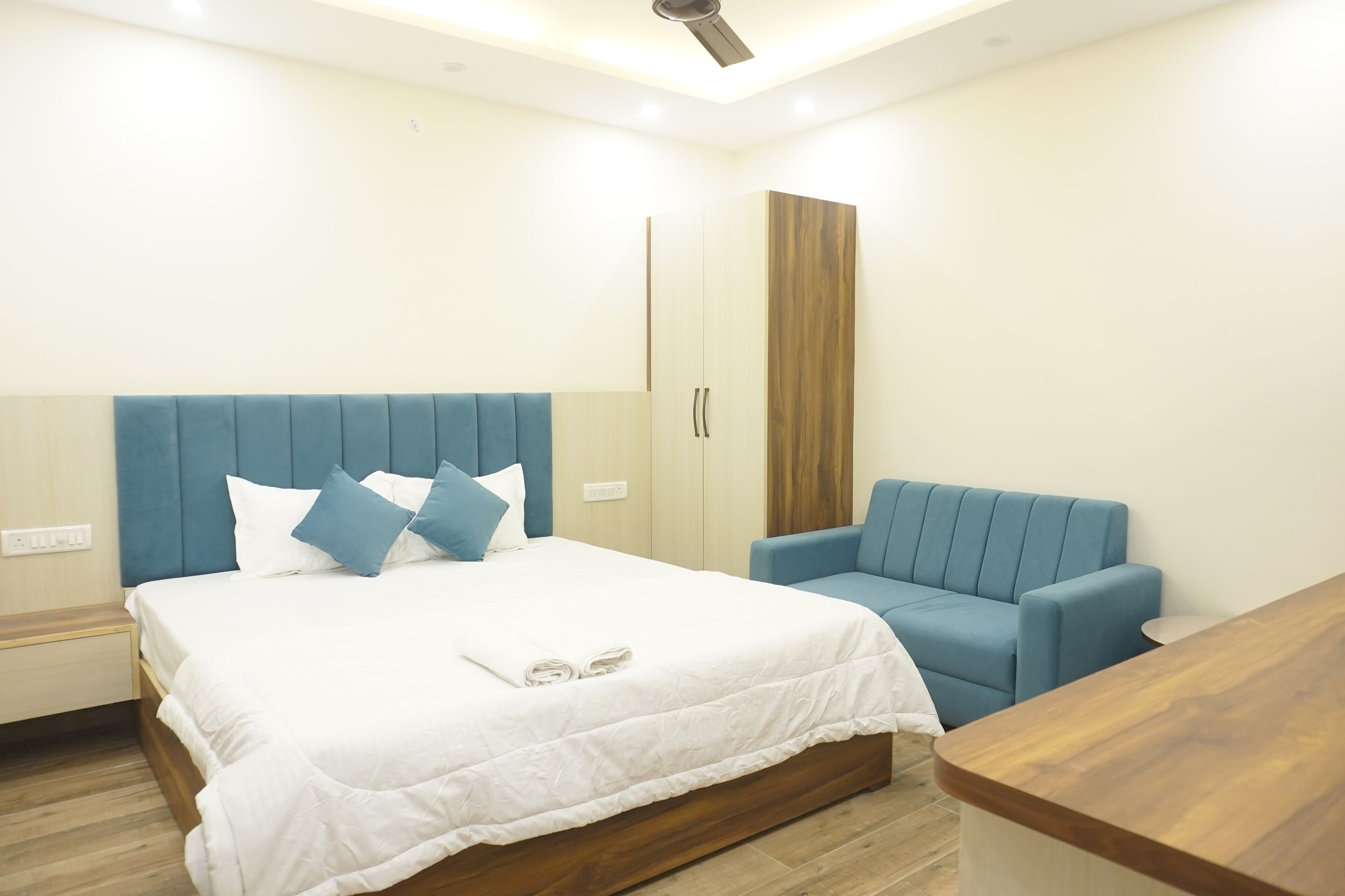 Classic Double Room | Desk, laptop workspace, blackout drapes, iron/ironing board