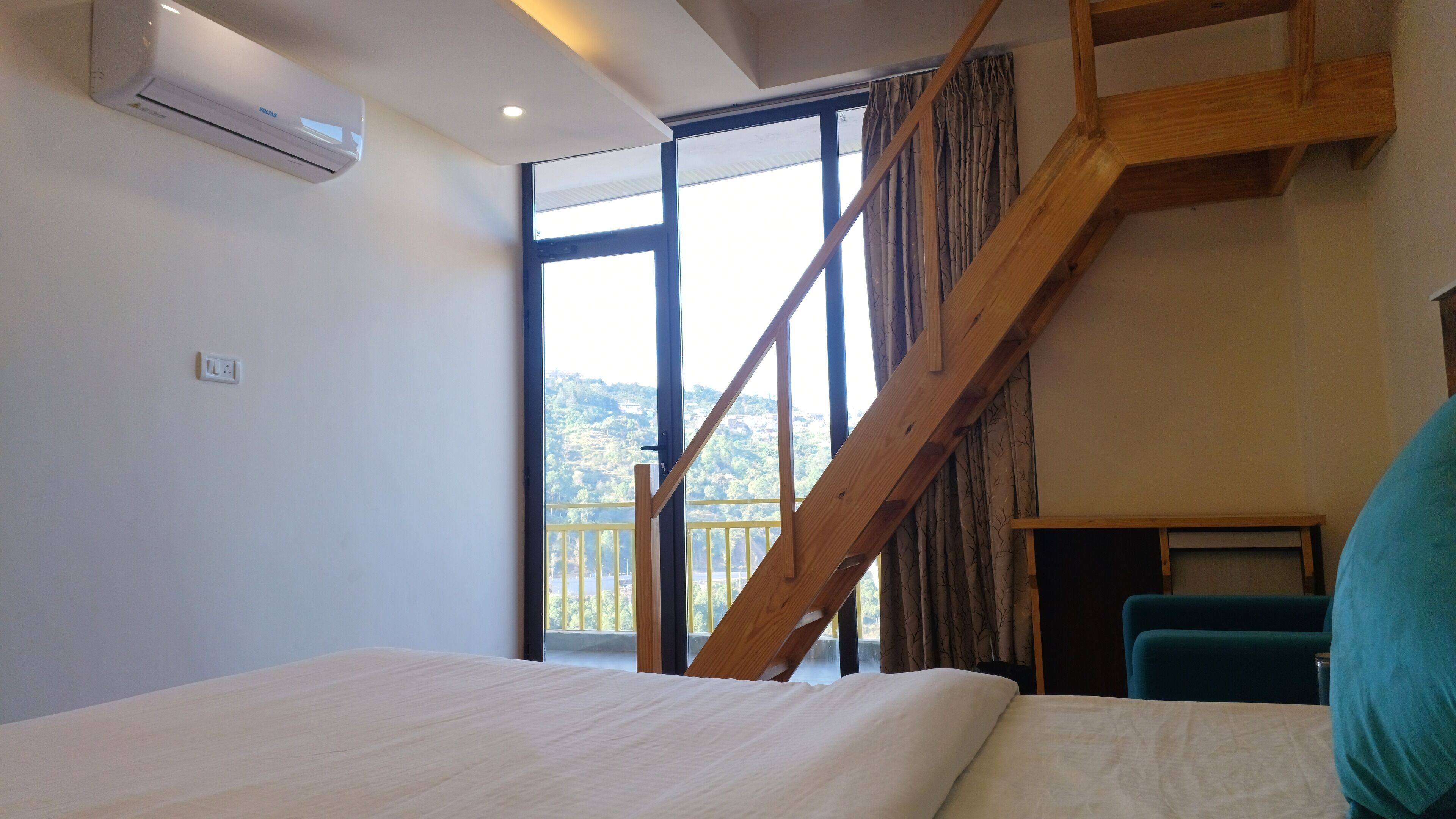 デスク、ノートパソコン用作業スペース、遮光カーテン、アイロン / アイロン台