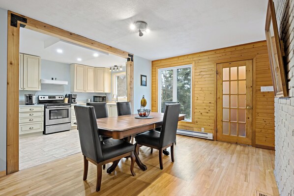 Dining - Top of warm bungalow for rent. Cozy Upper Duplex for Rent. (Mont-Tremblant)