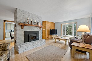 Living area - Top of warm bungalow for rent. Cozy Upper Duplex for Rent. (Mont-Tremblant)