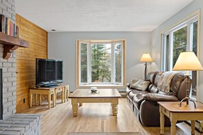 Living area - Top of warm bungalow for rent. Cozy Upper Duplex for Rent. (Mont-Tremblant)