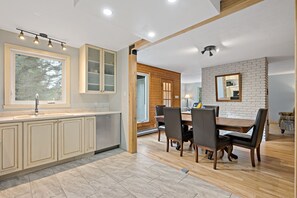 Dining - Top of warm bungalow for rent. Cozy Upper Duplex for Rent. (Mont-Tremblant)