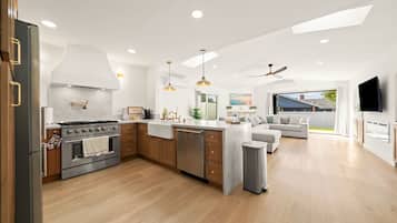 Microondas, horno, lavavajillas y cafetera y tetera