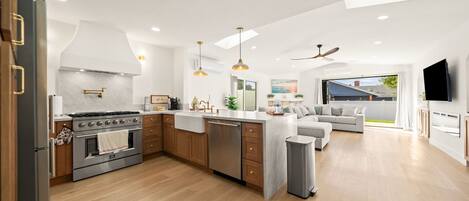 Microwave, oven, dishwasher, coffee/tea maker