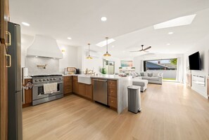 Microwave, oven, dishwasher, coffee/tea maker