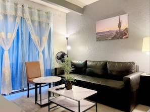 TV - Inviting Studio Near Popular Attractions in Central Scottsdale (Scottsdale)