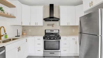 Fridge, oven, stovetop, dishwasher