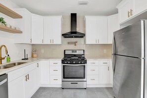 ثلاجة، فرن، موقد طهي مسطح، غسالة أطباق