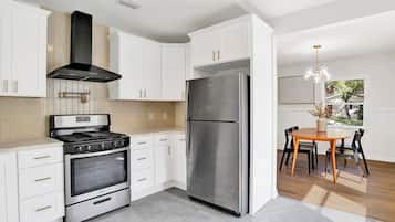 Fridge, oven, stovetop, dishwasher