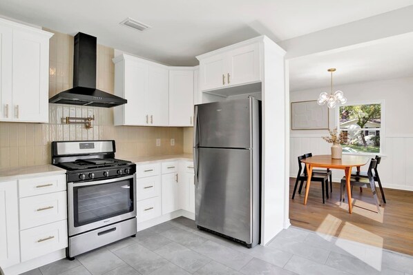 ثلاجة، فرن، موقد طهي مسطح، غسالة أطباق