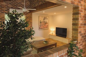 Casa, vista para a colina | Área de estar | TV de tela plana