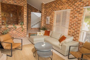 House, Hill View | Living area