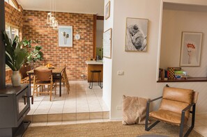 House, Hill View | In-room dining