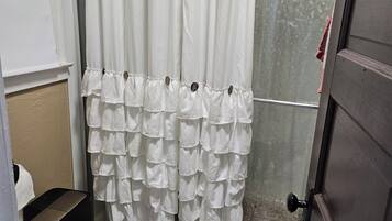 Haartrockner, Handtücher, Seife, Toilettenpapier